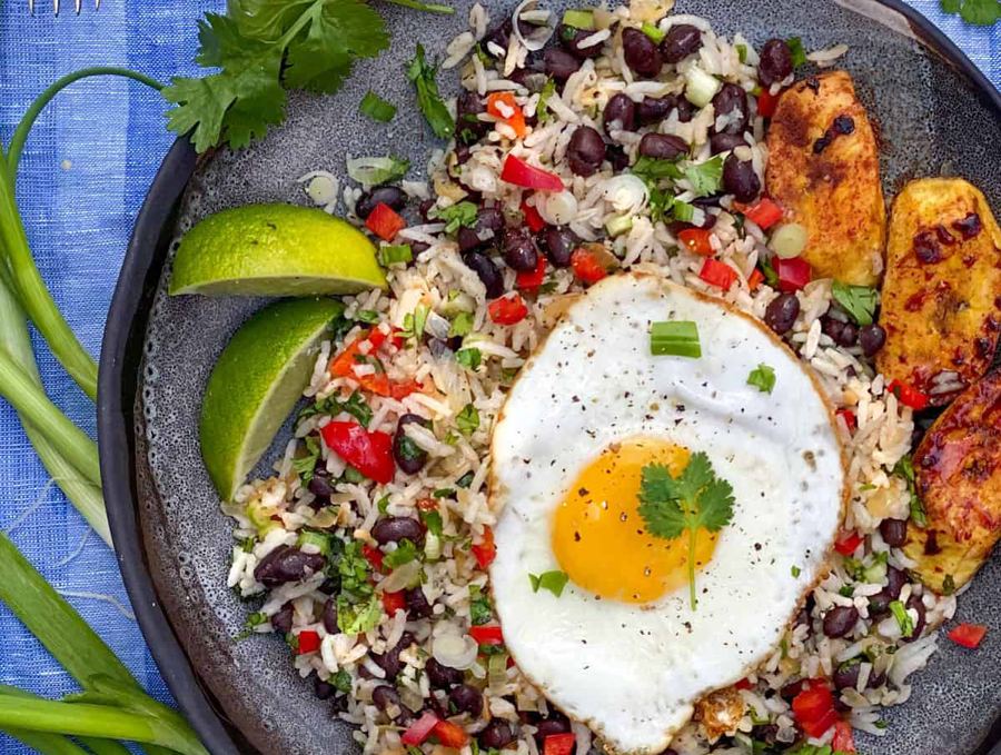 Gallo pinto with a fried egg